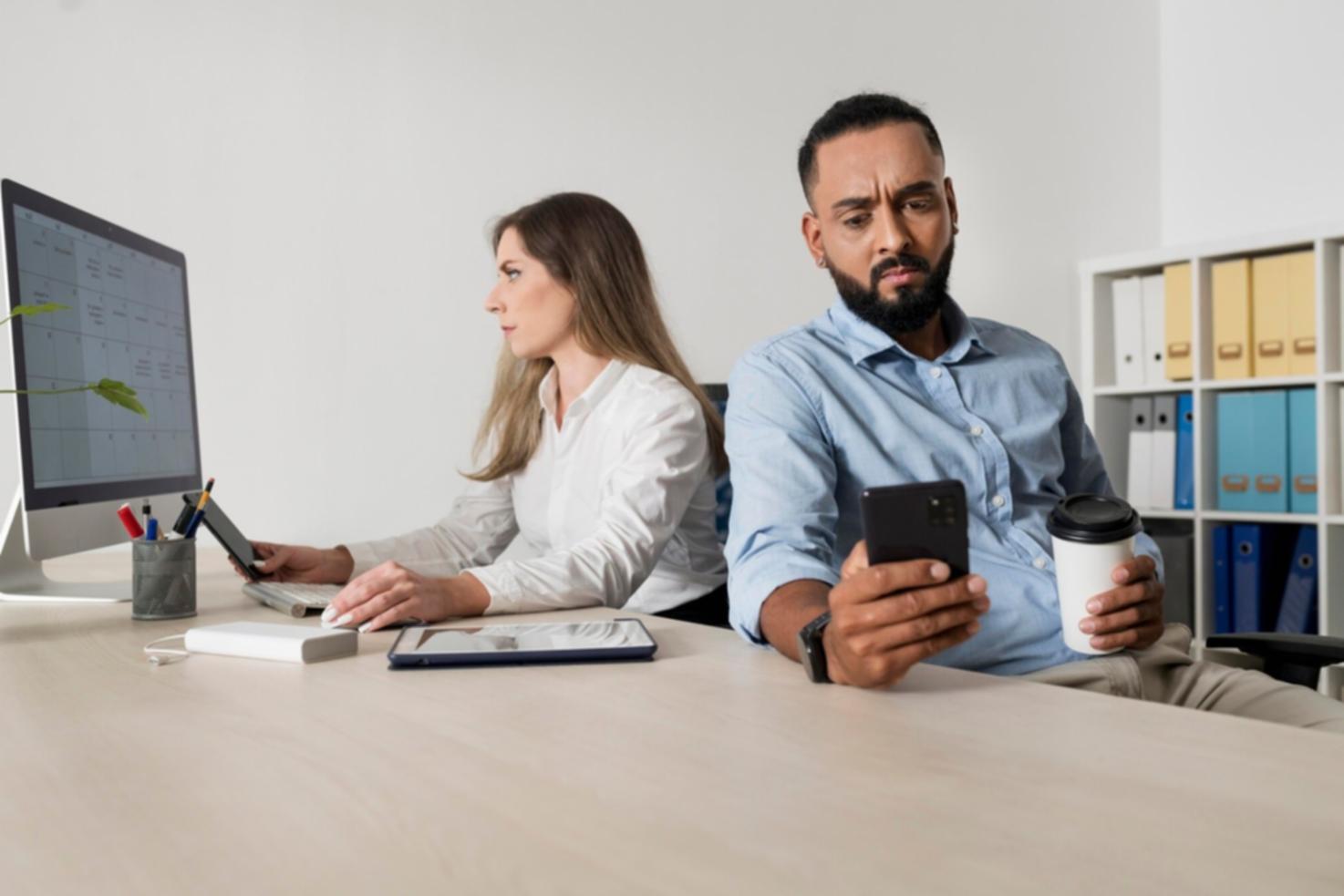 Equipo trabajando en análisis financiero detallado